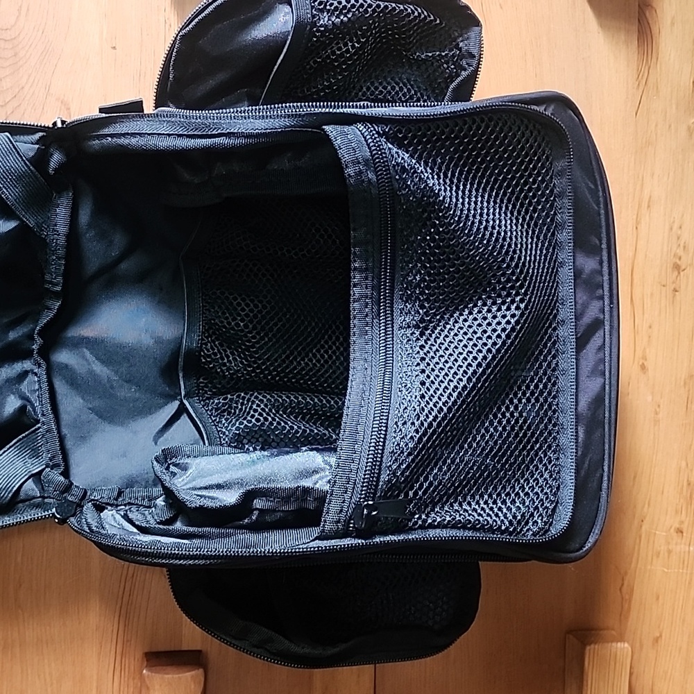 EUC Venture4th: Travel Hanging Toiletry Bag, black nylon, unisex - Picture 4 of 11